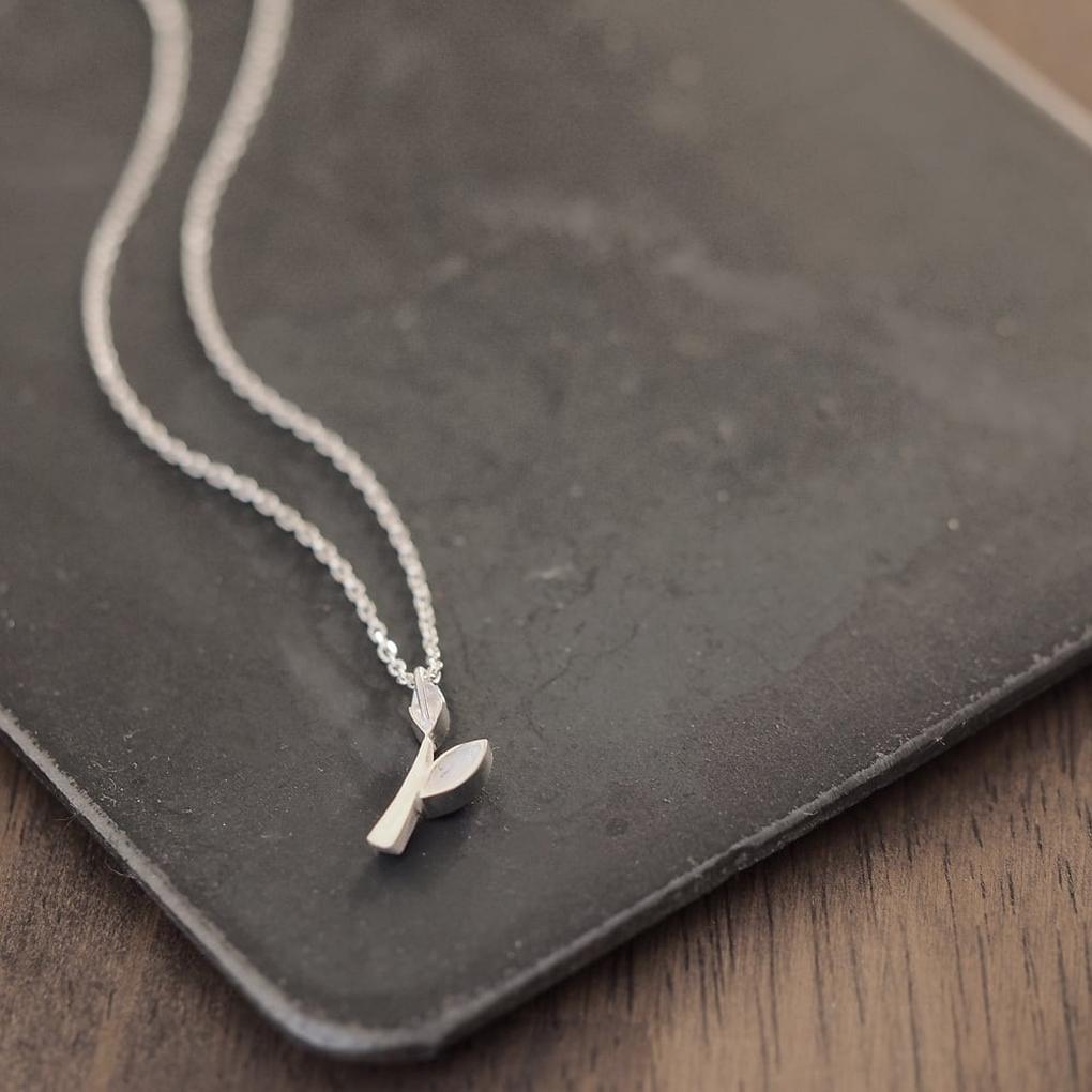 新宿 銀の蔵 シルバーアクセサリーのCloud Jewelry 若葉 ネックレス シルバー925 クラウドジュエリー 小ぶり デコルテ シンプル ジュエリー さりげない ネックレス デイリー リーフ チェーン シンプルなネックレス シルバー925 シルバー 艶消し｜アングル3