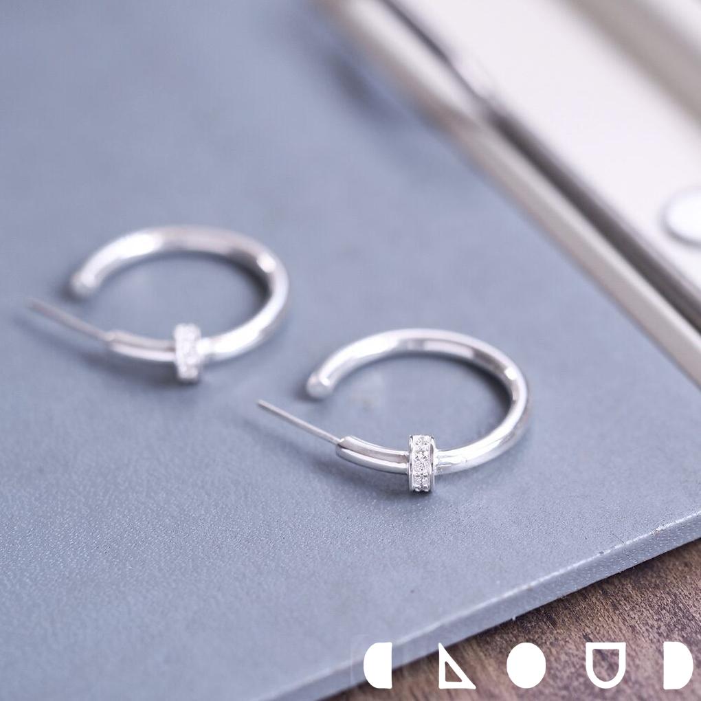 Cloud Jewely White フープ ピアス シルバー925 クラウドジュエリー ミニマルなデザイン シルバー925 フープピアス シンプル ホワイト ...