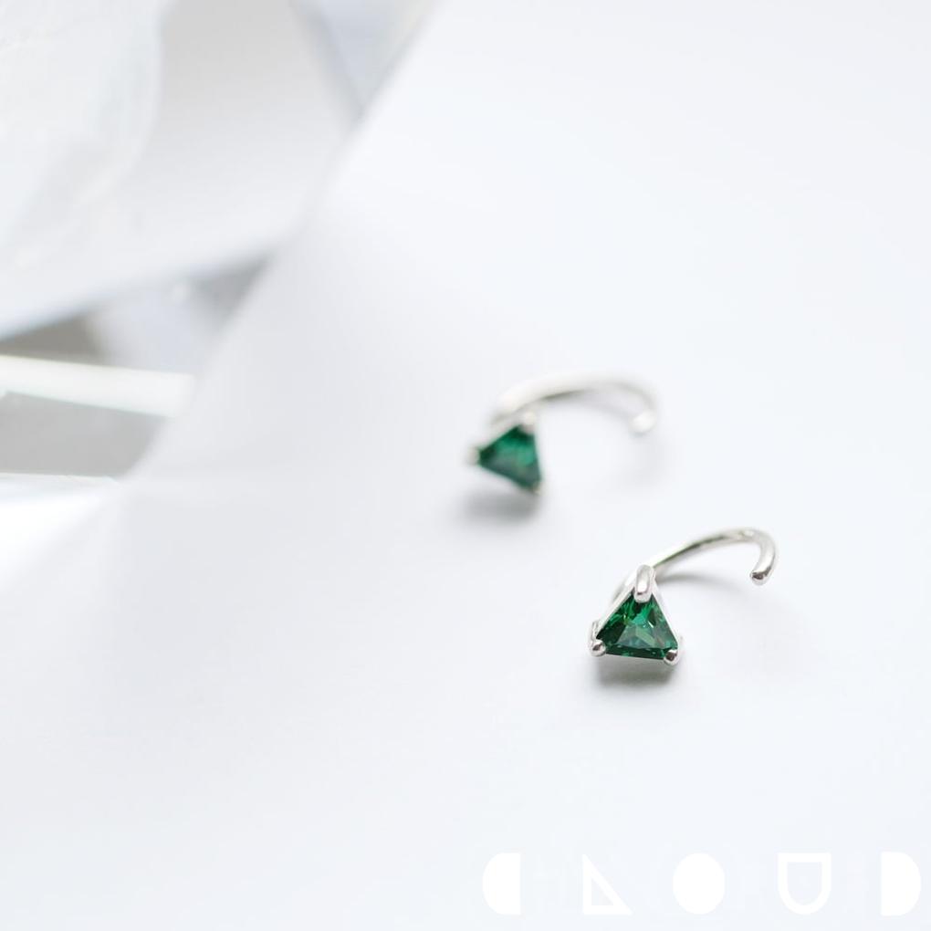 Cloud Jewely 三角 エメラルド フック ピアス シルバー925 クラウドジュエリー さりげない 爪留 エメラルド 小ぶり シンプル 三角 ピアス フ...