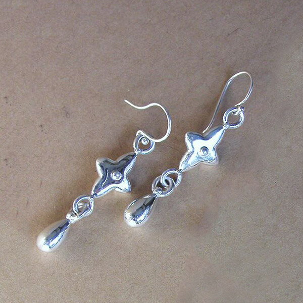 Give Me a Wing 小花 ピアス 2P 両耳用 レディース シルバー シルバー925 花 フラワー 植物 モチーフ シルバーピアス フックピアス 揺れ...