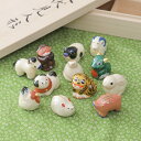 伏見人形は江戸時代後期に最盛期を迎えた最も古い郷土玩具で、京都の伏見稲荷大社参りのお土産として伏見で制作されていたものが全国に広がり各地の土人形の起源とされています。六兵衛窯の人形は柔らかでコミカルな表情と鮮やかな色彩が個性的で、見飽きないオブジェになっています。こちらは十二支の干支がすべて揃った完全版セットになります。収納用の桐箱に入れてお届けします。六兵衛窯は京都・五条坂に窯を構える京焼の本流。代々当主に受け継がれる清水六兵衛の名前と伝統的な京焼の作風で長く京都の人に愛されています。食器から花器、インテリア、茶陶、アート作品など現代のライフスタイルにマッチした製品を作り続けています。サイズ:各干支/約幅50×高さ50(mm)ぐらい箱:木箱材質:陶器生産国:日本関連キーワード:置物 オブジェ 小物 雑貨 おすすめ ぴったり オススメ 一押し イチ押し 伝統工芸 伝統 工芸品 清水 京都 清水六兵衛 六兵衛窯 贈り物 ギフト プレゼント 日本製 made in japan　干支 子丑寅卯辰巳午未申酉戌亥 正月 飾り 美術品 立体彫刻 陶芸作品 伏見人形&#10145;この商品を見ている人はこちらもチェック