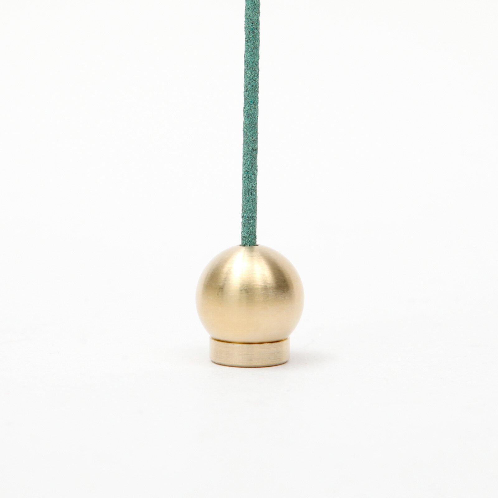 香立て おしゃれ かわいい 真鍮 炭谷三郎商店 ボールスタンド付 ゴールド ブラック 金 黒 線香立て 仏具 棒香 お香たて モダン 球体 小さい ミニ 2つ穴 オシャレ 香りグッズ 癒やし ヒーリング リラックス 瞑想 made in Japan 手仕事