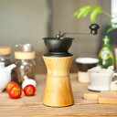 豆の挽きやすさと細部にわたる美観を追求した『MokuNeji COFFEE MILL』は毎日のコーヒーライフをより豊かにしてくれるアイテムです。熟練した技術を持つ木工轆轤（ろくろ）の木地師の創り出す曲線によって、持ちやすさと安定性、プロポーションの美しさを実現することができました。本体中央は3条ねじ構造となっており、ワンタッチで開閉が可能となっています。機械部分はコーヒー用具メーカーとして定評のあるカリタ社が製造をしています。経験に裏打ちされた、豆の挽き易さと堅牢性に優れたミル機に仕上がりました。 ※一度に挽ける豆の量は約30gです。天然木の為、木目にはばらつきがあります。 サイズ:本体φ97×H258mm（ハンドル含むW176×D97×H258）重量:約760g素材:（木部）ケヤキ（機械部）鉄塗装:木部・オイル仕上げデザイン:山崎 宏&nbsp;