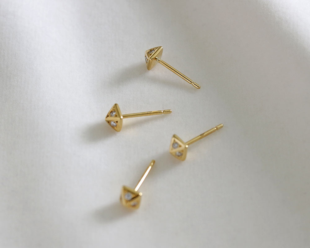 【銀座に実店舗あり】K18 天然 ダイヤモンド 0.04ct スクエア ピアス 片耳用【送料...