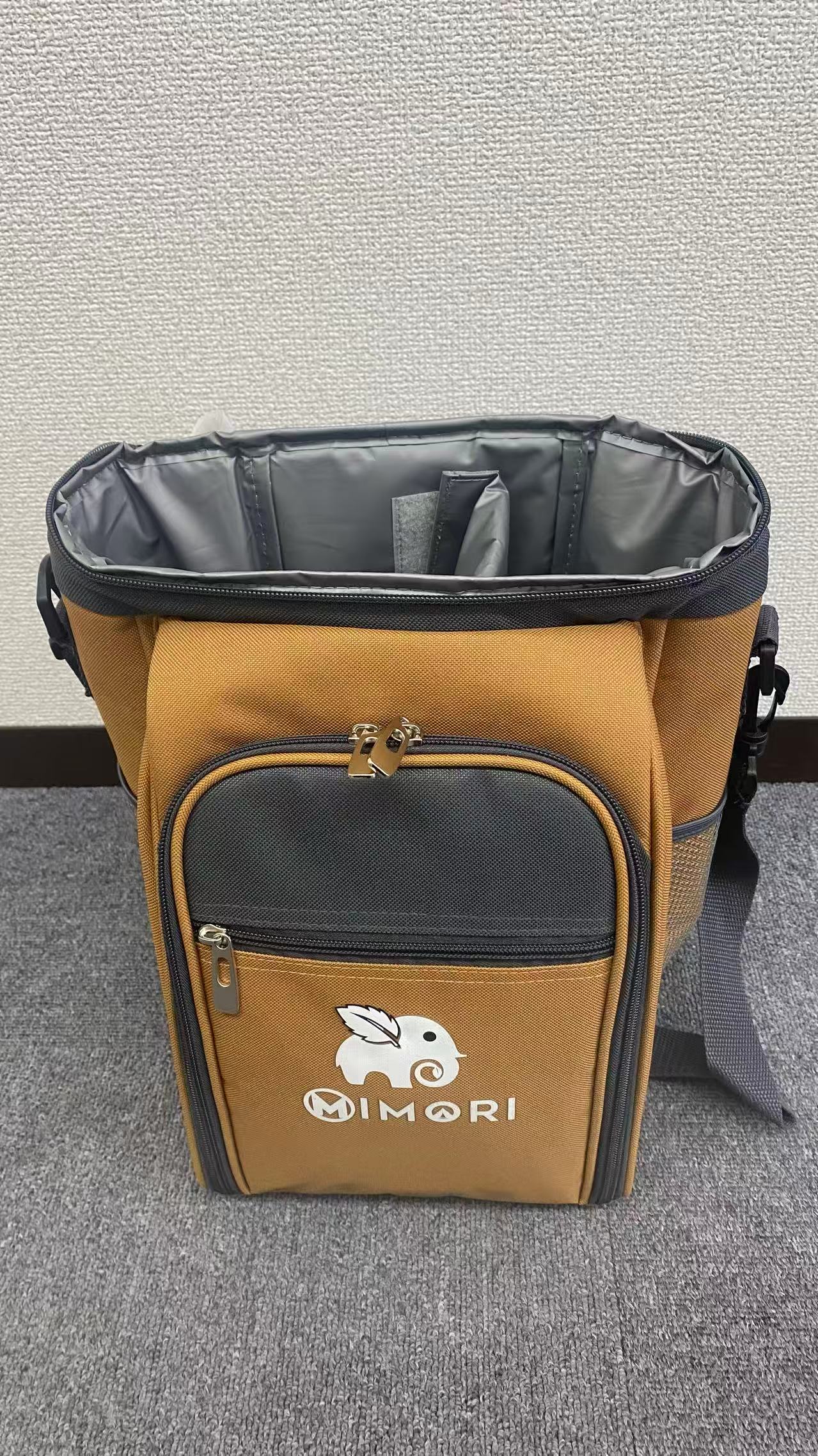 オールインワン ピクニック リュック クーラーバッグ仕様 レジャーシート付き カトラリーセット 食器セット アウトドア リュックサック 食器 セット 収納 便利 保冷バッグ キャンプ用品 グランピング オシャレリュック おしゃれ スタイリッシュ 収納 アウトドア用品 ginza333-10000059 みらい総合商社 サンプル画像3