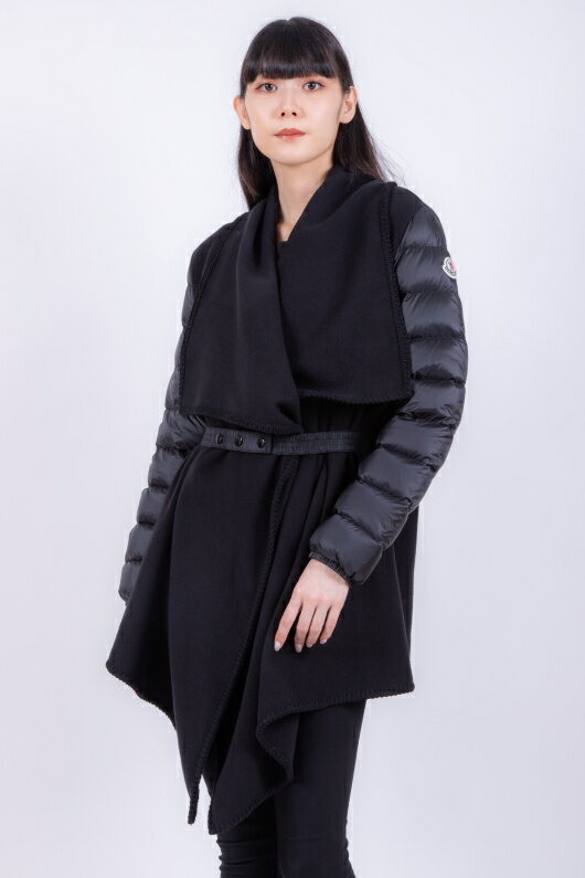 MONCLER モンクレール 国内正規品 / CAPE ロゴ付き ダウン入りケープ ポンチョ ブラック ホワイト レディース【2023-2024年秋冬新作】【送料無料】のサムネイル