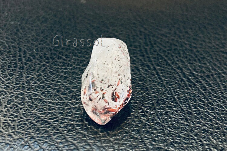 仕様 レピドクロサイトインクォーツ(ファイヤークォーツ)　フリーフォーム D サイズ　約24.8mm × 14.8mm(最大値記載) 重さ　約5.9g 産地　ブラジル Keyword 精神バランスを保つ 前進する勇気を与える 幸運とチャンスを運んでくれる 落ち込みがちな方にオススメ 直感力を高める ※天然石の為、光の当たり具合やモニタ環境により 色味や透明感が違って見えたり、 他の鉱物が混ざり込み模様に見えたり、 写真に写りきらない小さな傷やへこみ、内部に天然のクラック(ひび)がある場合がございます。 ご理解、ご了承の上、ご購入頂けます様お願い致します。 ※【メール便発送の場合の注意事項】 ・紛失、破損があった場合の商品の補償はございません。 ・配達が遅延した場合の補償はございません。 ・ポスト、郵便受け、不在ボックス等への投函配達です。 ・配達日、時間および曜日の指定不可。 ・受領の確認不可。 ・代金引換不可。