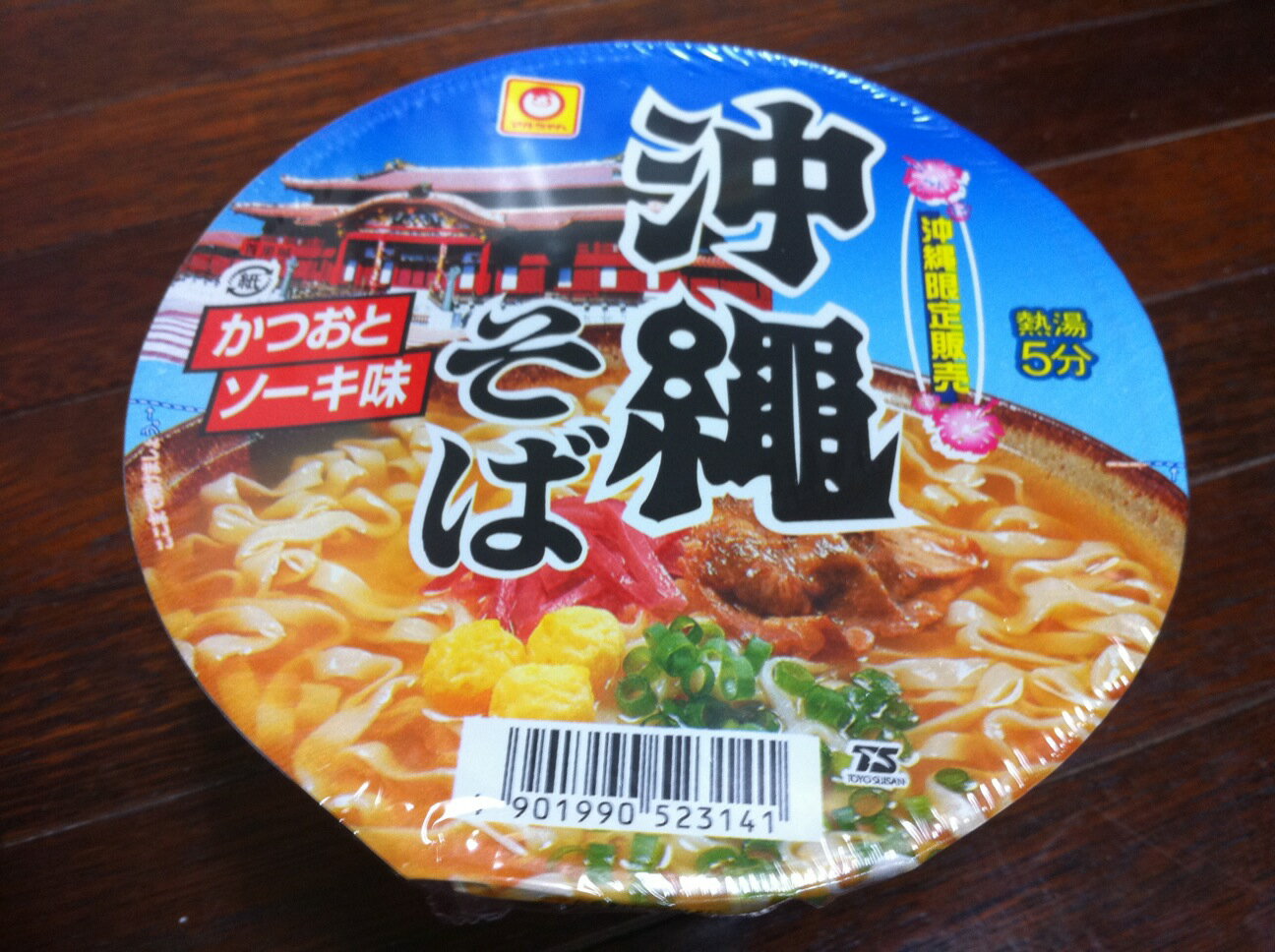 商品名 マルちゃん 沖縄そば　1ケース(12個セット） 原材料 油揚げめん（小麦粉、植物油脂、でん粉、食塩）、 豚肉、食塩、紅しょうが、魚介エキス、たまご、 香辛料、ねぎ、醤油、ポークエキス、チキンエキス、 昆布エキス、植物油、調味料、かん...