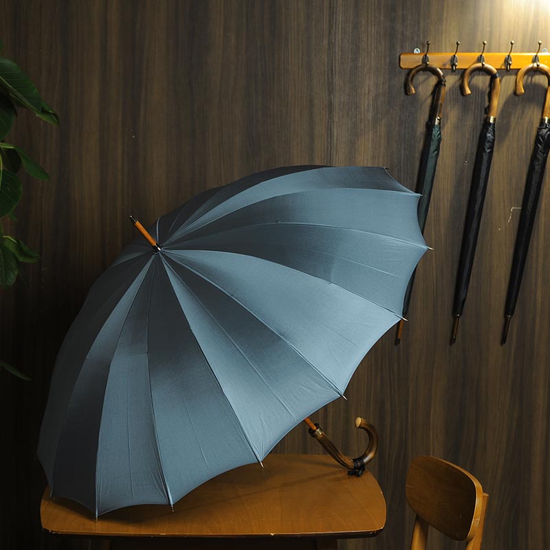前原光榮商店 メンズ 雨傘 高級 16本骨傘 60cm 籐持ち手 TRAD-16 【ラッピング対応】【名入れ不可】 【メッセージカード対応】 紳士 男性 皇室 御用達 日本製 ブランド 通勤 ビジネス 仕事 機能美 様式美 品質 父親 喜ぶのサムネイル