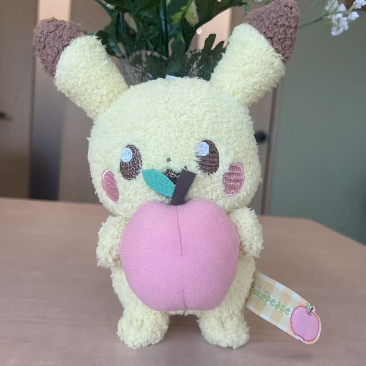 【送料無料・ラッピング無料】 ポケモン ポケピース ぬいぐるみ ピカチュウ カラフルVer. Sサイズ タカラトミーアーツ グッズ モモのみ 桃 果物 フルーツ 持ってる パステルカラー 癒し インテリア 雑貨 おもちゃ 人形 子供 女の子 大人 誕生日 プレゼント ギフト