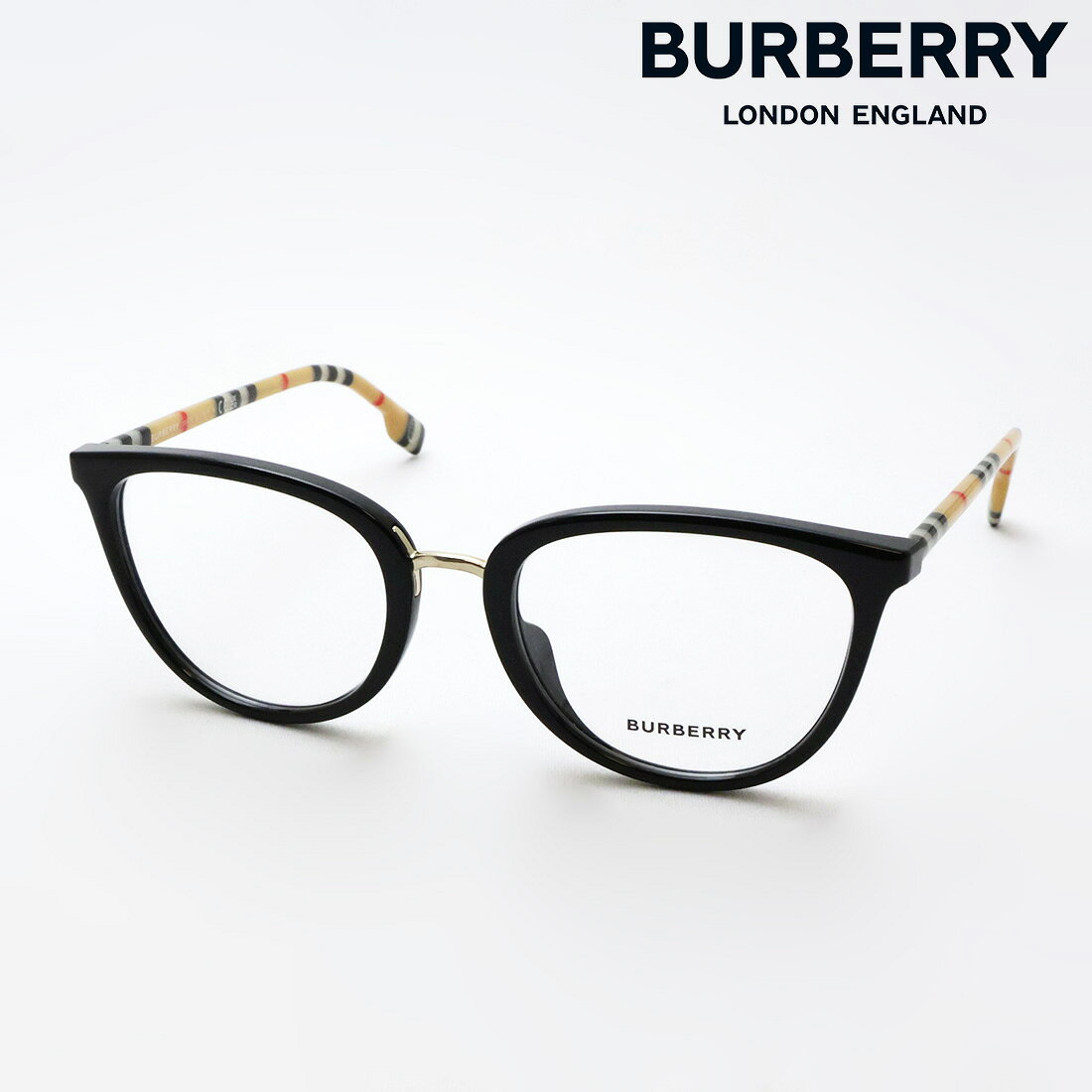 商品紹介 老舗メゾンGIVENCHY／ジバンシィのクリエティブ・ディレクターとして活躍したリカルド・ティッシを新たにチーフ・クリエイティブ・オフィサーとして迎え入れた新生Burberry／バーバリー。ブランドのDNAを追求しつつ伝統と新しさをバランスよくミックスしたコレクションを発表しています。 クラシカルなボストンのフロントをベースにメタルブリッジをミックスしたラグジュアリーなモデル、BE2366U KATIE。 テンプルサイドのバーバリーチェックが印象的な雰囲気を醸し出しています。 こちらのモデルはユニバーサルデザインになっており、鼻盛りが高めに設定されており、長時間でも快適にご着用いただけます。 多くのラグジュアリーブランドのアイウェアを生産するイタリアメーカー、ルックスオティカ社製の商品になります。 商品 OPTICAL／眼鏡 型番 BE2366U 3853 ブランド BURBERRY／バーバリー 材質 【フレーム】プラスティック　　【レンズ】-------- カラー 【フレーム】ブラック　【レンズ】-------- サイズ 【A】レンズ縦(フレーム幅を除くレンズの直線距離)約43mm　　【D】サイドテンプル(サイドテンプルの全長距離)約140mm 【B】レンズ横(フレーム幅を除くレンズの直線距離)約51mm　　【E】フレーム幅(蝶番から蝶番の直線距離)約130mm 【C】鼻幅(左右の鼻盛上部の直線距離)約19mm スペック 【紫外線透過率】-% 　【可視光線透過率】-% 付属品 専用ケース、クロス、保証書、取り扱い説明書 ステータス Discontinued（廃盤モデル）メーカー生産終了によるレア度が高いプレミアモデル。 シェイプ Boston／ボストン当店はBURBERRY（バーバリー）正規商品販売店です。当店のBURBERRY（バーバリー）はイタリア Luxottica（ルックスオティカ）社の日本法人 Luxottica Japan（ルックスオティカ ジャパン）から直接仕入れている商品（正規品）です。また販売元を証明するため当店の販売店印を押印した保証書を付属しております。