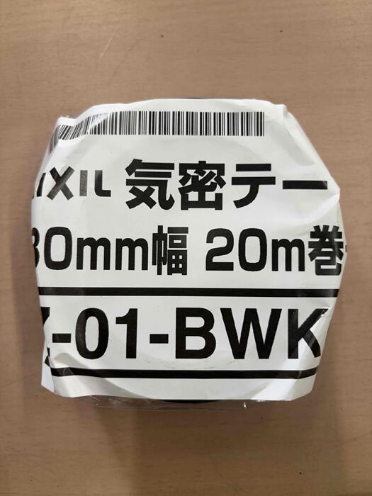 リクシル　有償品　リプラス　アクリル系気密テープ　30ミリ用　黒 ■品番：Z-01-BWKG ■梱包内容： 150mm幅　20m巻き ■リプラス施工時、気密・水密性能を確保するために気密テープを手配してください。 ■居室仕様TWタイプの場合、既設枠の気密テープ張りは、幅50mmを2列または幅50mmと75mmを1列ずつご使用ください。 ■送料別途となります。 【その他サイズ】 50mmはこちら こちらの商品が適応品番か必ずご確認の上ご注文お願い致します。 ご不明点はメーカーの方へお問合せ下さい。 メーカー取寄せ品となります。約1週間ほどで入荷、発送となります。 お客様都合での返品・キャンセル等はお受けできません。 また出荷予定日より入荷が遅れる場合もございます。 納期には余裕を見てご注文お願いいたします。 ●発送はネコポス　追跡メール便となります。お届けまで数日かかります。 ポスト投函または置き配での配送です。メーカー梱包の外箱から一度出し、折り畳み梱包しなおして発送致します。ご了承の上ご注文お願い致します。