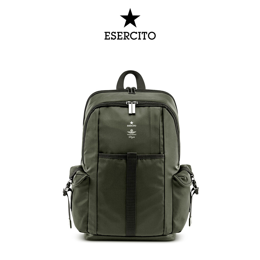 メーカー希望小売価格はメーカーサイトに基づいて掲載しています。G-FORCE BACKPACK M [ESERCITO/エセルチート] ノートパソコンやタブレットなどを収納できるポケットなど、収納も豊富なバックパック。 素材のナイロンは、非常に軽くて丈夫な素材を使用しているため、 日常使いはもちろん、レジャー、出張・旅行などにもご使用可能です。 メインコンパートメントの内部にはペンやカードを収納できるポケットが付いています。 背面側にはラップトップやタブレット用のポケットがあります。 正面中央には、スーツケースのハンドルに装着可能なスリーブを備え、出張・旅行にも対応します。 サイドにはスナップホックで開閉できるフラップ付きポケットを装備。 ショルダーストラップはパッド入り。背面はパッド入りの通気性のある生地で作られており、体への負荷を軽減し、快適さを保ちます。 ESERCITO/エセルチート 1956年創業。3世代に渡り、事業を受け継いでおり、現在は創業者の孫の3姉妹がデザインを行っています。「Esercito」はイタリア語で「軍」の意。G-FORCE コレクションはイタリア軍と契約を結び、軍人たちに供給され、オフの時に実際に使用されているラインナップです。商品に付いているロゴは☆のマークがイタリア軍のロゴで、その下がパラシュート部隊のロゴを意味します。 商品名 G-FORCE BACKPACK M ブランド ESERCITO/エセルチート 素材 表地：ナイロン　裏地：ナイロン 仕様 外側 : フラップ付ポケット&times;2、ファスナーポケット&times;1 内側 : （メインコンパートメント） オープンポケット&times;2、ペン用&times;2 サイズ（約） タテ42×ヨコ32×マチ15cm 重量（約） 900g 製造 中国 詳しくはこちらをご確認ください。＞＞＞ ※欠品中や入荷予定のものはあす楽対応を受け賜ることができませんので、ご了承いただけますようお願いいたします。