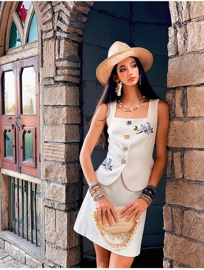 スカートセットアップ 花 鳥 刺繍 ビジュー ボタン ノースリーブ ハイウエスト フレア ミニ スカート スーツ ホワイト 白 セットアップ お嬢様 大きいサイズ 上品 着痩せ 小顔 おしゃれ カジュアル 結婚式 レディース フォーマル 体型カバー きれいめ 大人 お呼ばれ