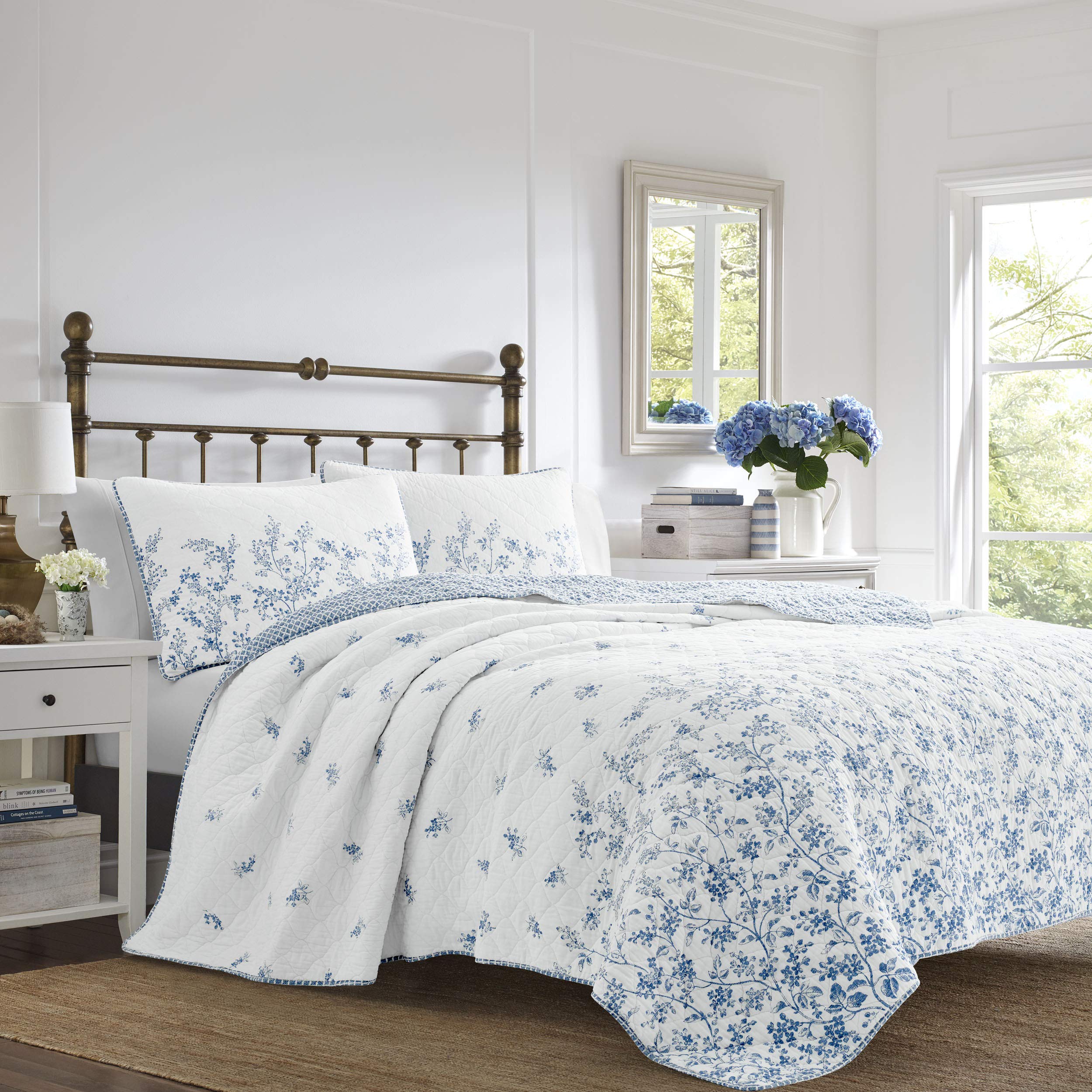 Laura Ashley - クイーンキルトセット、リバーシブルコットン寝具、お揃いの枕カバー付き、プレウォッシュドホームデコレーションで柔らかさを増しました(フローラブルー、クイーン)