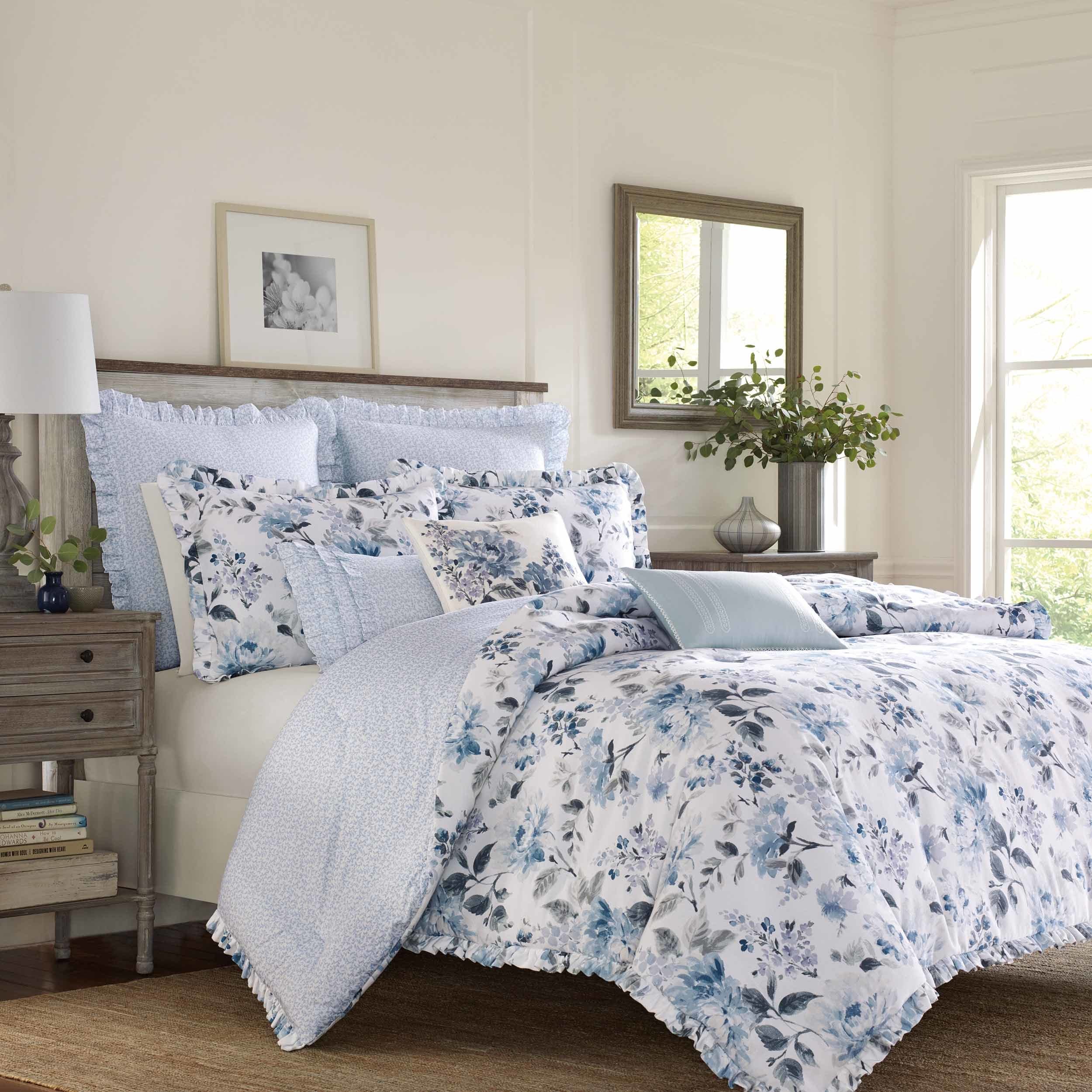 Laura Ashley | Chloeコレクション | 高級ウルトラソフト掛け布団 オールシーズンプレミアム3ピース寝具セット スタイリッシュで繊細なデザイン ホームインテリア キング コテージブルー