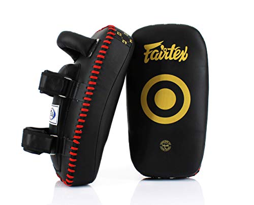 Fairtex マイクロファイバーカーブキックパッドでキックの精度を向上させましょう。 耐久性と快適性のために高品質のマイクロファイバー製。カーブしたデザインにより、より正確なターゲティングとよりリアルな感触を実現。厚みのあるフォームパッドが、トレーナーとアスリートの両方に優れた衝撃吸収性と保護を提供します。調節可能なストラップにより、安全で快適なフィット感を実現。ムエタイ、キックボクシング、格闘技など様々なコンバットスポーツに適しています。Fairtex マイクロファイバーカーブキックパッドは、トレーニング中のキック精度を向上させるために設計されています。 高品質のマイクロファイバーで作られたこのキックパッドは丈夫で持ちやすいです。 カーブしたデザインにより、より自然なキックが可能になり、多層フォームパッドがトレーナーを最大限に保護します。 フックとループの開閉部により、しっかりとフィットし、ムエタイ、キックボクシング、格闘技などの様々な戦闘スポーツでの使用に適しています。 スタイルに合わせて複数の色からお選びください。