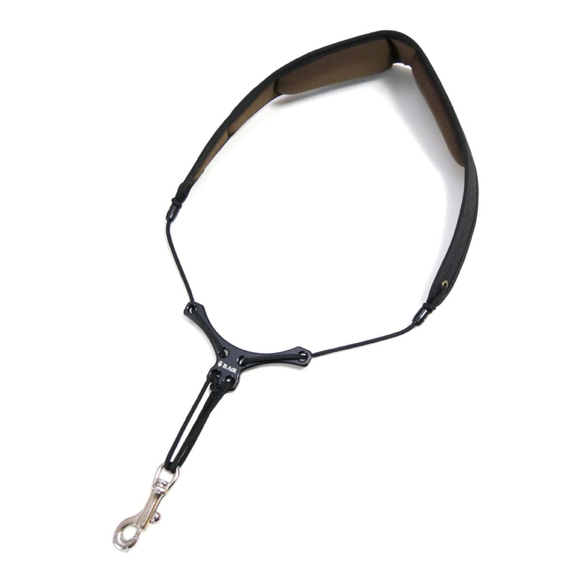 繰り返し洗って使えるウォッシャブルパッドを採用。サイズはブレード(紐)をカットしてブレードクリンチ(紐留め金具)で固定するタイプ。ウォッシャブルスタンダードパッド: 左右に分かれた厚めのスポンジクッションが、首・肩の負担を分散させる標準タイプ。パッドサイズ(WxHxD): 440x70x15mm / 重さ: 40g ​素材: ナイロン、ポリエステル、EVA、ポリエチレンメーカー側の意匠変更により、予告なく外観上のデザイン・カラー・仕様等が変わる場合がございます説明 ウォッシャブル・バードストラップ　WBS-AS/XL 【スタンダードパット×スタンダードプレート XLサイズ】 人気のバードストラップにパッドが洗えるNewモデルが登場です。 多くのプレイヤーが愛用している締め付け感がないストラップとして 愛用者が増えている日本製ストラップです。 繰り返し洗える仕様になった事で、 汚れも臭いも気にせず使用頂けます。 ●スタンダードパッド：左右に分かれた厚めのスポンジクッションが、首・肩の負担を分散させる標準タイプ。 ●スタンダードプレート：ストラップによる首元の圧迫を防ぐように幅をもたせた標準プレート。 サイズについて ●男性 175cm 標準体重 S (50cm)：ソプラノ M (53cm)：アルト L (60cm)：テナー XL (68cm)：バリトン ●女性 160cm 標準体重 S (50cm)：ソプラノ・アルト M (53cm)：テナー L (60cm)：バリトン ※あくまでも目安となります。体型や楽器の構え方などで、上記に当てはまらない場合があります。 ※カッコ内はストラップを2つ折りにしてパッドの上端からフック先端までの長さになります。