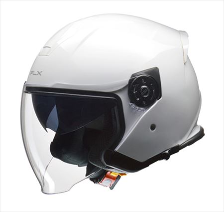 【LEAD(リード工業)】 【4952652151257】FLX ジェットヘルメット（インナーシールド付） WH L ■エッジの効いたシャープなデザインのインナーシールド付きジェットヘルメット　前頭部に大型エアベンチレーションを装備。走行風を取り込み、ヘルメット内部にこもる熱やムレを低減。ラチェット式開閉シールドでお好みの位置に調節が可能。内装は頭、頬部分が着脱可能なので洗えて衛生的。あご紐部は締め付け調整が可能なラチェット式バックルを採用。ヘルメットホルダー固定用のDリングを装備。 商品名：FLX ジェットヘルメットカラー：ホワイトサイズ ：L （59〜60cm未満）規格：PSC、SG（全排気量対応）重量：約1,300g素材：　帽体:ABS 　シールド:ポリカーボネイト 商品の詳細な情報については、メーカーサイトでご確認ください。商品及び品番は予告なく変更が行われる事がございます。【ご注文の際の注意事項】●適合・取付・ご使用は、お客様にて判断の上お願い致します。●品切・完売の場合がございますので、受注後に発送予定をご連絡させて頂きます。●画像はイメージとなりますので商品とは色・デザインが異なる場合があります。 ●商品ご到着時に必ず製品に不具合が無いか確認を行ってください。 配送時の破損や製品不具合の場合は、必ず商品ご到着より3日以内にご連絡お願い致します。それ以降にご連絡頂いた場合はご対応出来ない場合がございます。●当店では、商品不良・誤商品発送以外の理由での商品の交換または返品はできません。●お客様のご都合によるキャンセル・交換・返品は一切お受けできませんのであらかじめご了承の上ご注文ください。●お電話、メールにてお問い合わせ頂きましても、お客様都合のキャンセル・返品・交換の対応はすべてお断りさせて頂いております。 ●通信販売には法律上、クーリングオフの規定はございません。　ご注文は慎重にお願い致します。※※こちらの商品はお取り寄せ品となります※※メーカーの在庫状況や商品によっては発送までにお時間を頂く場合がございます。メーカーの在庫も完売している場合がございます。その際はキャンセルをさせていただく場合がございます、予めご了承ください。