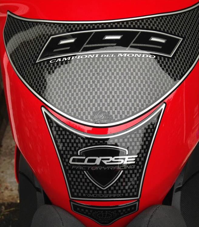 【定形外郵便】【モトグラフィックス】 【4580041214469】 MT-TD022C タンクパッド カーボン DUCATI 89..