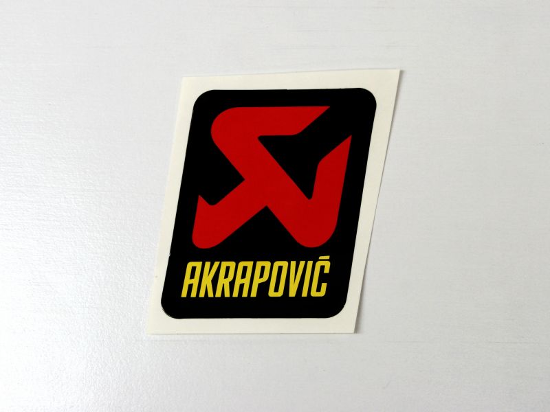 【ポスト投函便発送】【4538792850375】【送料無料】【AKRAPOVIC(アクラポビッチ)】 AKRAPOVIC アルミ耐熱ステッカー 縦(95mmx85mm) ドレスアップパーツ