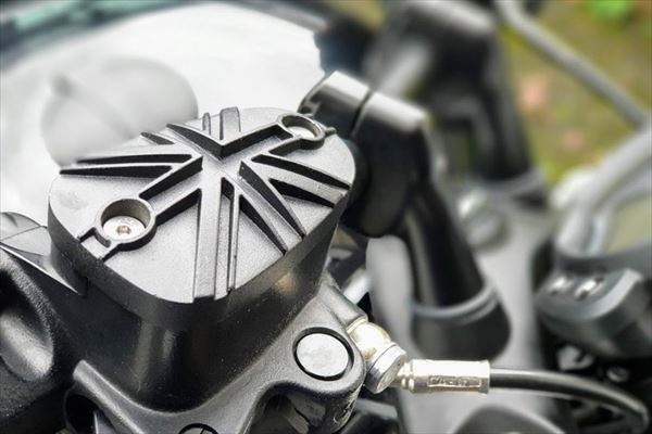 モートーン 【4550255826147】 MMU073 マスターシリンダーキャップ アルミダイキャスト ユニオンジャック ブラック T100 （02-23） T120 （16-23） Bobber （17-23） Speedmaster （18-23）