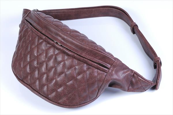 DIN MARKET 【4589975584259】 ADIN032 FANNY PACK ラセットブラウン【DIN MARKET Inc. “ FANNY PACK ”】・タウンユースからツーリングまで、様々なシーンで使う事のできる小振りなバッグが登場。・最大の特徴は『シンセティックレザー』と呼ばれる素材である『PU』。・とても柔らかい肌触りの良さが特徴で、本革と見間違えるほどの見た目と質感だ。・撥水性・防水性がとても高く、急な雨でも問題なく使用可能。・本革のようにシミができたりする事も無く、乾拭きするだけで十分なのでお手入れも簡単。・また非常に軽いのも特徴であり、長時間の使用でも疲れにくく、見た目だけではなく　実用性も併せ持っている。・上部と表面にはダイヤステッチが施され、上品な仕上がりに。・ファスナーは手袋をした状態でも開閉のし易いYKK製5番ダブルジップを採用。・バッグ裏地はポリエステル生地で荷物の出し入れがスムーズに可能。・内ポケットも付いている為、鍵など小さいものを入れる際も安心。・Dリングやリベットなど、金具類は真鍮製のアンティークブラスカラーに統一。・ベルトの長さは無段階調整が可能。・底のマチは持ち運びやすさも考慮してあえて狭く作られており、ロングウォレット・　スマートフォン・ペットボトルなど日常で使うアイテムが程よく入る容量。●カラー　ラセットブラウン●素材　表地：シンセティックレザー(PU)　裏地：ポリエステル※画像はイメージです商品の詳細な情報については、メーカーサイトでご確認ください。商品及び品番は予告なく変更が行われる事がございます。【ご注文の際の注意事項】●適合・取付・ご使用は、お客様にて判断の上お願い致します。●品切・完売の場合がございますので、受注後に発送予定をご連絡させて頂きます。●画像はイメージとなりますので商品とは色・デザインが異なる場合があります。 ●商品ご到着時に必ず製品に不具合が無いか確認を行ってください。 配送時の破損や製品不具合の場合は、必ず商品ご到着より3日以内にご連絡お願い致します。それ以降にご連絡頂いた場合はご対応出来ない場合がございます。●当店では、商品不良・誤商品発送以外の理由での商品の交換または返品はできません。●お客様のご都合によるキャンセル・交換・返品は一切お受けできませんのであらかじめご了承の上ご注文ください。●お電話、メールにてお問い合わせ頂きましても、お客様都合のキャンセル・返品・交換の対応はすべてお断りさせて頂いております。 ●通信販売には法律上、クーリングオフの規定はございません。　ご注文は慎重にお願い致します。※※こちらの商品はお取り寄せ品となります※※メーカーの在庫状況や商品によっては発送までにお時間を頂く場合がございます。メーカーの在庫も完売している場合がございます。その際はキャンセルをさせていただく場合がございます、予めご了承ください。