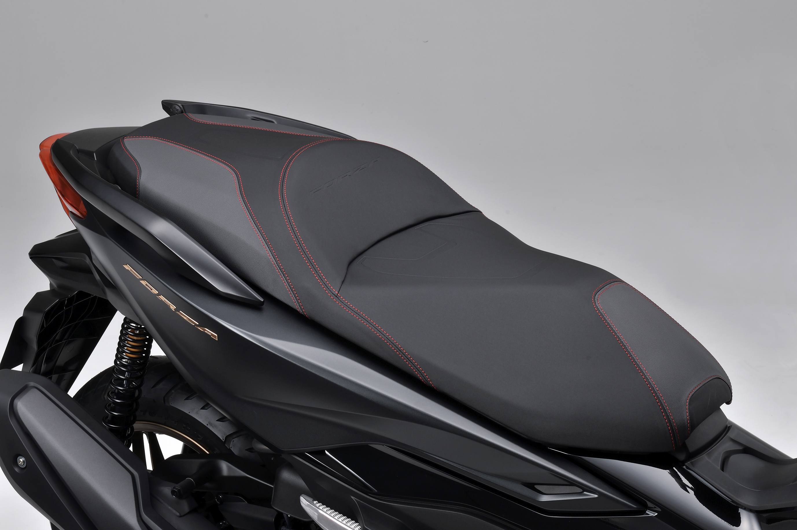 【受注生産品】ホンダ(HONDA) コンフォートシート FORZA　08R70-K1B-D70　適用号機 MF17-1000001〜