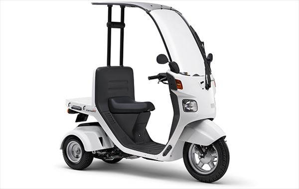 【諸費用＆配送費 コミコミ価格】新車 Honda(ホンダ) ジャイロキャノピー 2BH-TA03 車両 バイク 販売 ご自宅まで配送 送料も含め全ての費用をカード支払OK！ 当店は正規HONDA販売店ですので、すべての車両にメーカー保証がついています。 さらにHondaコミューター盗難補償オプション(ロードサービス+カギ穴いたずら補償)も加入可能！ ※ご自宅までの配送専用のサービスとなりますので、店頭での引き渡しは致しません。 【諸費用＆配送費 コミコミ価格】は、下記費用を含めた金額です。 ・標識交付申請書（兼販売証明書）発行料 ・納車整備手数料 ・グッドライダー防犯(見舞金無)登録料 ・ご指定住所までの配送料 ※ナンバー取得、自賠責保険、任意保険は含みません。当店よりお送りする案内一式をもとにお客様自身にてご手配が必要となります。 ※自賠責保険はお近くのコンビニエンスストア等で、お客様ご自身でご加入下さい。 ※当店が発行いたします「標識交付申請書（兼販売証明書）」をお住まいの地域の役所へ持参頂ければナンバープレートが交付されます。 ※配送はご指定の住所までとなります。なお、運送会社の都合により一部対応できない地域がありますのでご了承ください。 ※誠に勝手ながら離島までのお届けは対応しておりません。 注意：表示の納期はあくまで目安です。最新のメーカー在庫状況はお問合せ下さい。 【～ご注文の流れ～】 1.　お住まいの地域・ご希望カラー・オプションを選択いただき、カートへ入れご注文 2.　ご注文確認出来次第、担当者よりご連絡をいたします。 3.　配送日程の調整　＆　必要書類の送付 4.　書類到着後、ご記入+ご捺印し一部書類の返送 5.　ご注文車両の納車 【～HONDA 盗難補償について～】 ・Hondaコミューター盗難補償は1年間無償で付帯されます。 ・2年の盗難補償サービスは有償となります。※新車購入時のみ加入できるサービス。 ・オプション（ロードサービス・カギ穴いたずら補償）も加入可能！ （内容） 1.　オプション10kmRS無料とは 　　もしも走行中バイクが動かなくなってしまったら…。 　　→10kmまで無料 　　※24時間・365日サポートいたします。 　　※1年に1回のみの補償サービスとなります。 　　※10km以上の超過分は実費にて500円(税抜)/kmのお客様負担となります。 2.　カギ穴いたずら補償とは… 　　駐輪中にカギ穴へいたずらされて壊されてしまったら…。 　　2万円までの純正キーシリンダー部品代と工賃と消費税を補償いたします。 　　キーもセットでの補償可能!キーが2つになる心配はございません。 【重要事項】 ●車両はお客様のご注文により手配・準備を致しますので、ご注文後のキャンセル・内容変更・お支払方法の変更等はお 受付出来ませんので熟考の上、ご注文をお願い致します。 ※インターネット通販には「クーリングオフ制度」は適用外ですのでご注意下さい！ ●品切・完売の場合がございますので、受注後に発送予定をご連絡させて頂きます。 ●画像はイメージとなりますので商品とは色・デザインが異なる場合があります。 ●お客様のご都合による交換・返品は一切お受けできませんのであらかじめご了承の上ご注文ください。 ●こちらの商品は受注後にメーカーに発注をいたします。 ●メーカーの在庫状況や商品によっては発送までにお時間を頂く場合がございます。 ●メーカーの在庫も完売している場合がございます。その際はキャンセルをさせていただく場合がございます、予めご了承ください。 商品の詳細な情報については、メーカーサイトでご確認ください。 商品及び品番は予告なく変更が行われる事がございます。 【製品紹介】 ●すぐれた安定性と乗り心地をかなえるスリーター 3輪ならではのワイドトレッド（後輪）により、低速時でも極めて安定感のある走りを実現。 ●雨の日も快適な大型ルーフ 電動式ウインドスクリーン・ウォッシャーとダブルリンク式ワイパーを装備 ●パーキングロックレバー 発進・停止の多い配達業務で特に威力を発揮するワンタッチパーキング。駐停車のたびに行う面倒なスタンド掛けは不要。パーキングロックレバーを上げてメインスイッチを切るだけのカンタン操作で駐車が可能。 ●デッキタイプの荷台 荷台部分は、用途に応じた使い方ができるデッキタイプ。便利な荷掛けフックも備えている。 ●MFバッテリー 電解液の補充がいらないMF（メンテナンスフリー）バッテリーを採用。 ●環境に優しい、静かでパワフルなエンジン クラッチや車軸の位置を最適化したコンパクトな水冷4ストローク4バルブエンジンに、燃料の噴射量とタイミングをコントロールし理想的なガソリン供給を可能にするPGM-FIを採用。 ●エンジンオイルのメンテナンスに便利な開閉窓 リアフェンダーの左側に、エンジンオイルの点検・交換用の開閉窓を設置。 ●燃料消費を抑え、環境とコストに貢献 PGM-FIの採用により燃料を効率よく燃やし、日々の走りに嬉しい省燃費性*を実現。排出ガスを抑え環境に貢献するとともに、無駄な燃料消費を抑制。毎日乗るほどにその好燃費を実感できる。