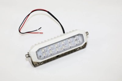 スクエア型のボディに1WのLEDを12個搭載致しました。ボディが小型で光量もありデッキライトに最適です。ボディに熱伝導性ポリマーを採用しており、電食が発生しづらい設計になっております。(ボルト径 M8 ×2ヶ所)重量：520g 消費電力: 1.13A(12V時)　防水: IP68準拠 理論値 Lumen: 2,200Lm　実測値 Lumen: 1,000Lm取付部のボルト径 M8　2か所重量 520g消費電力（目安） 1.13A(12V時)本体の材質 PC（ポリカーボネート）IP IP68準拠Raw Lumen Output(Lm) 2,200LmEffective Lumen Output(Lm) 1,000Lm推奨取付アタッチメント　No.10272を以下の金具を使用して取り付けたい場合は、各2個必要になりますのでご注意ください。商品の詳細な情報については、メーカーサイトでご確認ください。商品及び品番は予告なく変更が行われる事がございます。【ご注文の際の注意事項】●適合・取付・ご使用は、お客様にて判断の上お願い致します。●品切・完売の場合がございますので、受注後に発送予定をご連絡させて頂きます。●画像はイメージとなりますので商品とは色・デザインが異なる場合があります。 ●商品ご到着時に必ず製品に不具合が無いか確認を行ってください。 配送時の破損や製品不具合の場合は、必ず商品ご到着より3日以内にご連絡お願い致します。それ以降にご連絡頂いた場合はご対応出来ない場合がございます。●当店では、商品不良・誤商品発送以外の理由での商品の交換または返品はできません。●お客様のご都合によるキャンセル・交換・返品は一切お受けできませんのであらかじめご了承の上ご注文ください。●お電話、メールにてお問い合わせ頂きましても、お客様都合のキャンセル・返品・交換の対応はすべてお断りさせて頂いております。 ●通信販売には法律上、クーリングオフの規定はございません。　ご注文は慎重にお願い致します。※※こちらの商品はお取り寄せ品となります※※メーカーの在庫状況や商品によっては発送までにお時間を頂く場合がございます。メーカーの在庫も完売している場合がございます。その際はキャンセルをさせていただく場合がございます、予めご了承ください。