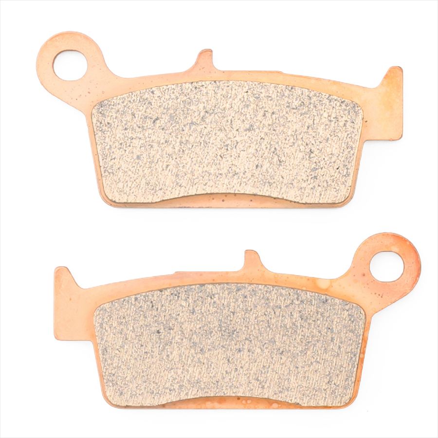 ■通しNo:7■メーカー品番:69557　(旧品番:72456)■一般走行での耐久性や快適性を街乗りに対応したシンタードメタル・ブレーキパッド■摩耗が少なく耐久性に優れています。ブレ-キダストも出にくく、汚れにくい仕様■フロントパッド適合車種 リード90(88-97)、ジョーカー90(96-00)、ジョーカー50(96-99)、リード(NH50MJ)(88-97)、YSR50(86-88) ■リアパッド適合車種 XR600R(91-94)、XR400Motard(05-08)、CR250R(89-92)、CRM250R(91-96)、CRM250AR(97-99)、XLR250R/バハ(91-94)、XR250/MOTARD/バハ/R(95-07)、SL230(97-04)、XR230(05-09)、CR125R(87-01)、APE100 TypeD(08)、NSF100(06-10)、XR100Motard(05-07)、CR85R/2(07)、CRM80/50(93-99)、NSR80/50/Mini(87-09)、APE50 TypeD(09)、NS-1(91-99)、XR50Motard(05-07)、ドリーム50(97-99)、TDR50(88)、TZM50R(94-99)、TZR50/R(90-99)、DR-Z4SM(25)、DRZ400/S/SM/SMZ(00-08)、RM250(98-08)、RMX250S(96-99)、250SB(02-04)、RM125(07-08)、D-トラッカー/X(98-16)、KLX250(98-16)、KX250(95-08)、KX125(95-08)商品の詳細な情報については、メーカーサイトでご確認ください。商品及び品番は予告なく変更が行われる事がございます。【ご注文の際の注意事項】●適合・取付・ご使用は、お客様にて判断の上お願い致します。●品切・完売の場合がございますので、受注後に発送予定をご連絡させて頂きます。●画像はイメージとなりますので商品とは色・デザインが異なる場合があります。 ●商品ご到着時に必ず製品に不具合が無いか確認を行ってください。 配送時の破損や製品不具合の場合は、必ず商品ご到着より3日以内にご連絡お願い致します。それ以降にご連絡頂いた場合はご対応出来ない場合がございます。●当店では、商品不良・誤商品発送以外の理由での商品の交換または返品はできません。●お客様のご都合によるキャンセル・交換・返品は一切お受けできませんのであらかじめご了承の上ご注文ください。●お電話、メールにてお問い合わせ頂きましても、お客様都合のキャンセル・返品・交換の対応はすべてお断りさせて頂いております。 ●通信販売には法律上、クーリングオフの規定はございません。　ご注文は慎重にお願い致します。※※こちらの商品はお取り寄せ品となります※※メーカーの在庫状況や商品によっては発送までにお時間を頂く場合がございます。メーカーの在庫も完売している場合がございます。その際はキャンセルをさせていただく場合がございます、予めご了承ください。