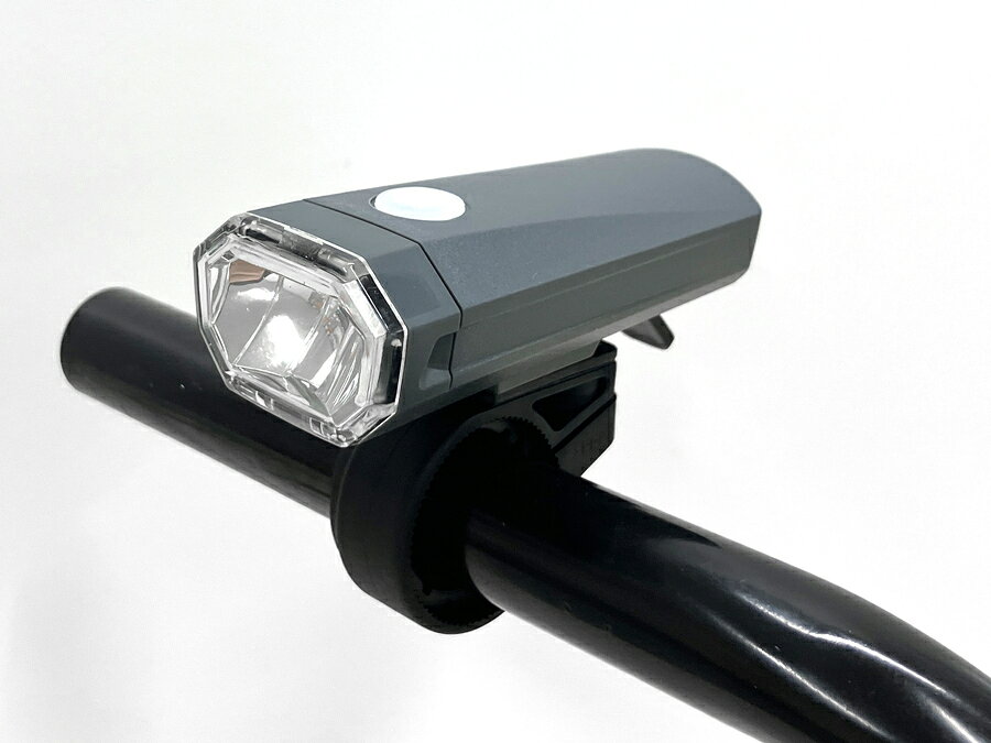 JIS規格準拠のLED前照灯です。対向車がまぶしくない上面カット仕様。明るさが落ちない安心の10時間連続点灯(強点灯時)。電池交換のタイミングを教えてくれるお知らせ機能付き。※電池が少なくなるとスイッチがインジケーターの役割となり赤色に点灯します。インジケーターが赤く点灯したら電池残量が少なくなっていますので、早めに電池交換をしてください。●明るさ:約2 000カンデラ(約20ルクス)●モード:強点灯・弱点灯・点滅●連続点灯(強点灯時):約10時間●連続点灯(弱点灯時):約40時間●連続点滅:約500時間●電源:単3形乾電池 2本使用(別売り)●対応ハンドル径:約22mm〜32mm●防水せい能IPX4※デザイン・仕様などは予告なく変更・改良することがありますので、予めご了承ください。【詳細】サイズ：本体(約):長さ90mm × 幅40mm × 高さ31mmカラー：ダークグレー容量・重量：約55g(電池含まず)商品の詳細な情報については、メーカーサイトでご確認ください。商品及び品番は予告なく変更が行われる事がございます。【ご注文の際の注意事項】●適合・取付・ご使用は、お客様にて判断の上お願い致します。●品切・完売の場合がございますので、受注後に発送予定をご連絡させて頂きます。●画像はイメージとなりますので商品とは色・デザインが異なる場合があります。 ●商品ご到着時に必ず製品に不具合が無いか確認を行ってください。 配送時の破損や製品不具合の場合は、必ず商品ご到着より3日以内にご連絡お願い致します。それ以降にご連絡頂いた場合はご対応出来ない場合がございます。●当店では、商品不良・誤商品発送以外の理由での商品の交換または返品はできません。●お客様のご都合によるキャンセル・交換・返品は一切お受けできませんのであらかじめご了承の上ご注文ください。●お電話、メールにてお問い合わせ頂きましても、お客様都合のキャンセル・返品・交換の対応はすべてお断りさせて頂いております。 ●通信販売には法律上、クーリングオフの規定はございません。　ご注文は慎重にお願い致します。※※こちらの商品はお取り寄せ品となります※※メーカーの在庫状況や商品によっては発送までにお時間を頂く場合がございます。メーカーの在庫も完売している場合がございます。その際はキャンセルをさせていただく場合がございます、予めご了承ください。