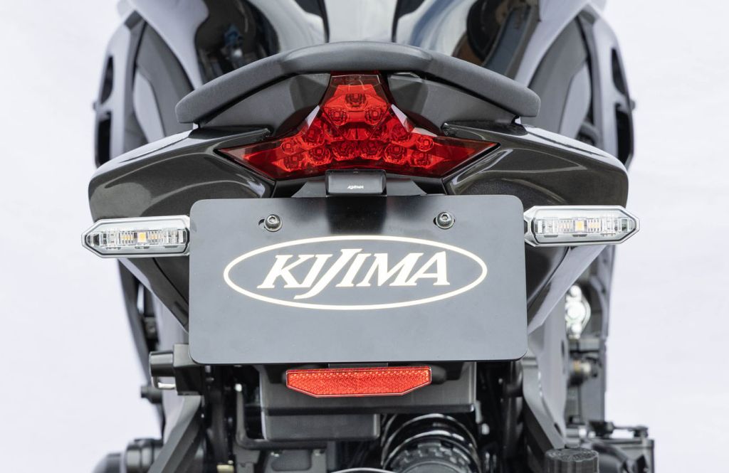 2026年2月に発売となったZ1100/SEに対応するフェンダーレスキット。2022年まで販売されていたZ1000にも対応。特徴的なスタイルにはまるリア周りをすっきりさせる定番アイテム。またカスタムだけでなく法規も順守するアイテム。リアサイドリフレクターを廃し、フロントフォークアウターに新たに付属したアンバーサイドリフレクターを取り付け。LEDライセンスランプ、スリムリフレクター、マッドガード、アンバサイドリフレクター付属。商品の詳細な情報については、メーカーサイトでご確認ください。商品及び品番は予告なく変更が行われる事がございます。【ご注文の際の注意事項】●適合・取付・ご使用は、お客様にて判断の上お願い致します。●品切・完売の場合がございますので、受注後に発送予定をご連絡させて頂きます。●画像はイメージとなりますので商品とは色・デザインが異なる場合があります。 ●商品ご到着時に必ず製品に不具合が無いか確認を行ってください。 配送時の破損や製品不具合の場合は、必ず商品ご到着より3日以内にご連絡お願い致します。それ以降にご連絡頂いた場合はご対応出来ない場合がございます。●当店では、商品不良・誤商品発送以外の理由での商品の交換または返品はできません。●お客様のご都合によるキャンセル・交換・返品は一切お受けできませんのであらかじめご了承の上ご注文ください。●お電話、メールにてお問い合わせ頂きましても、お客様都合のキャンセル・返品・交換の対応はすべてお断りさせて頂いております。 ●通信販売には法律上、クーリングオフの規定はございません。　ご注文は慎重にお願い致します。※※こちらの商品はお取り寄せ品となります※※メーカーの在庫状況や商品によっては発送までにお時間を頂く場合がございます。メーカーの在庫も完売している場合がございます。その際はキャンセルをさせていただく場合がございます、予めご了承ください。