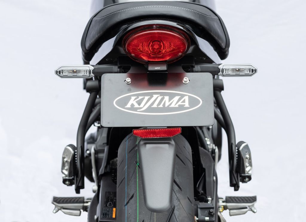 2024年モデルからリアサイドにリフレクターを装備するようになったZ650RSに対応するフェンダーレスキット。リア周りをすっきりさせるカスタムだけでなく法規も順守するアイテム。リアサイドリフレクターを廃し、フロントフォークアウターに新たに付属したアンバーサイドリフレクターを取り付け。LEDライセンスランプ、スリムリフレクター、マッドガード、アンバサイドリフレクター付属。商品の詳細な情報については、メーカーサイトでご確認ください。商品及び品番は予告なく変更が行われる事がございます。【ご注文の際の注意事項】●適合・取付・ご使用は、お客様にて判断の上お願い致します。●品切・完売の場合がございますので、受注後に発送予定をご連絡させて頂きます。●画像はイメージとなりますので商品とは色・デザインが異なる場合があります。 ●商品ご到着時に必ず製品に不具合が無いか確認を行ってください。 配送時の破損や製品不具合の場合は、必ず商品ご到着より3日以内にご連絡お願い致します。それ以降にご連絡頂いた場合はご対応出来ない場合がございます。●当店では、商品不良・誤商品発送以外の理由での商品の交換または返品はできません。●お客様のご都合によるキャンセル・交換・返品は一切お受けできませんのであらかじめご了承の上ご注文ください。●お電話、メールにてお問い合わせ頂きましても、お客様都合のキャンセル・返品・交換の対応はすべてお断りさせて頂いております。 ●通信販売には法律上、クーリングオフの規定はございません。　ご注文は慎重にお願い致します。※※こちらの商品はお取り寄せ品となります※※メーカーの在庫状況や商品によっては発送までにお時間を頂く場合がございます。メーカーの在庫も完売している場合がございます。その際はキャンセルをさせていただく場合がございます、予めご了承ください。