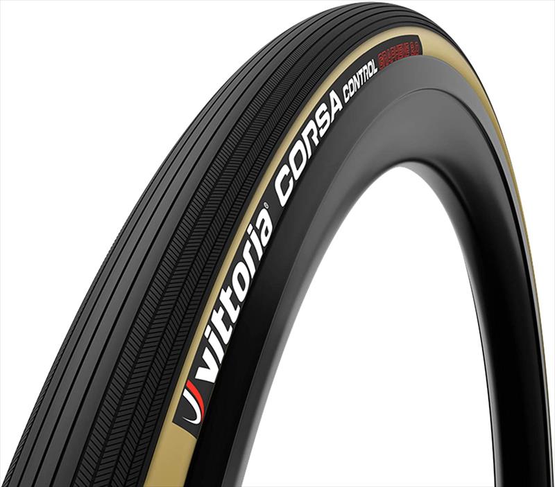 【ヴィットリア(Vittoria)】 8022530019132 Corsa Control G2.0 クリンチャー(Fold) 700×28c(28-622) ブラック/パラサイド 自転車＜商品説明＞・石畳の路面で行われるレース時にプロフェッショナルライダー達が選ぶタイヤです。2018年ストラーデ・ビアンケで勝利しました。・寒いコンディションでベストな耐パンク性能を発揮する厚みのあるトレッド。・機能的なグラフェン2.0コンパウンドによる高い堅牢性。・4つのコンパウンドを使用したトレッド(4C)により耐摩耗性能、転がり抵抗、サイドのグリップ力を改良。・ロングライドで様々な路面状況や天候となるグランフォンドにおすすめ。・アラミド繊維をケーシングに混ぜて強度と耐カット性を高めています。■サイズ:700×28c(28-622)■重量:280g■ケーシング:Cotton K 320 TPI■コンパウンド:4C Graphene2.0■用途:Competition(Road)商品の詳細な情報については、メーカーサイトでご確認ください。商品及び品番は予告なく変更が行われる事がございます。【ご注文の際の注意事項】●適合・取付・ご使用は、お客様にて判断の上お願い致します。●品切・完売の場合がございますので、受注後に発送予定をご連絡させて頂きます。●画像はイメージとなりますので商品とは色・デザインが異なる場合があります。 ●商品ご到着時に必ず製品に不具合が無いか確認を行ってください。 配送時の破損や製品不具合の場合は、必ず商品ご到着より3日以内にご連絡お願い致します。それ以降にご連絡頂いた場合はご対応出来ない場合がございます。●当店では、商品不良・誤商品発送以外の理由での商品の交換または返品はできません。●お客様のご都合によるキャンセル・交換・返品は一切お受けできませんのであらかじめご了承の上ご注文ください。●お電話、メールにてお問い合わせ頂きましても、お客様都合のキャンセル・返品・交換の対応はすべてお断りさせて頂いております。 ●通信販売には法律上、クーリングオフの規定はございません。　ご注文は慎重にお願い致します。※※こちらの商品はお取り寄せ品となります※※メーカーの在庫状況や商品によっては発送までにお時間を頂く場合がございます。メーカーの在庫も完売している場合がございます。その際はキャンセルをさせていただく場合がございます、予めご了承ください。