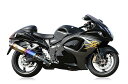 【アールズギア】 【4582329785081】 r's gear GSX1300R HAYABUSA（'08〜'18） ソニック シングル チタンドラッグブルー SS07-01DB猛烈にパワフル、かつ扱いやすいパワー特性を実現した現行型のハヤブサですが、スムーズさを求めたために低中速トルクを抑制している点がベテランライダーには少し物足りないのも事実。これを解放し、よりスロットル操作にリニアなパワーデリバリーとしました。大パワーを自在に引き出す喜びが、ここにあります。 適合型式：CK111（ヨーロッパ仕様）、GX72A（北米カナダ仕様）・EBL-GX72B（国内仕様） 最高出力：185.8ps（STD：175.0ps） 最大トルク：14.9kg-m（STD：14.2kg-m） 重量：ワイバン＝4.3kg、ソニック＝5.6kg（STD：21.4kg） 集合方式：4-2-1（中間パイプをバイパスパイプで接続） ※2014年以前に販売しておりましたマフラーにつきましては、適合型式、適合年式が異なります。詳しくはお問い合わせください ■品番：SS07-01DB ※1枚目の画像はワイバン装着車両です商品の詳細な情報については、メーカーサイトでご確認ください。商品及び品番は予告なく変更が行われる事がございます。【ご注文の際の注意事項】●適合・取付・ご使用は、お客様にて判断の上お願い致します。●品切・完売の場合がございますので、受注後に発送予定をご連絡させて頂きます。●画像はイメージとなりますので商品とは色・デザインが異なる場合があります。 ●商品ご到着時に必ず製品に不具合が無いか確認を行ってください。 配送時の破損や製品不具合の場合は、必ず商品ご到着より3日以内にご連絡お願い致します。それ以降にご連絡頂いた場合はご対応出来ない場合がございます。●当店では、商品不良・誤商品発送以外の理由での商品の交換または返品はできません。●お客様のご都合によるキャンセル・交換・返品は一切お受けできませんのであらかじめご了承の上ご注文ください。●お電話、メールにてお問い合わせ頂きましても、お客様都合のキャンセル・返品・交換の対応はすべてお断りさせて頂いております。 ●通信販売には法律上、クーリングオフの規定はございません。　ご注文は慎重にお願い致します。※※こちらの商品はお取り寄せ品となります※※メーカーの在庫状況や商品によっては発送までにお時間を頂く場合がございます。メーカーの在庫も完売している場合がございます。その際はキャンセルをさせていただく場合がございます、予めご了承ください。