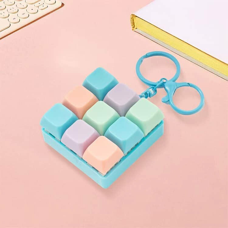 GlobalTime 楽天市場店のフィジェットトイ 2個セット ストレス発散 9つのボタン キーボード キーホルダー ASMR 癖になるカチカチ音と打鍵感 キーボード型 キーチェーン付き SNS映え 集中力アップ リラックス 減圧グッズ｜アングル3
