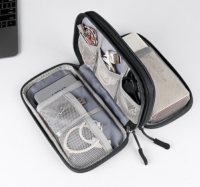 ガジェットポーチ ガジェットケース 収納ポーチ 小物入れ ツールバッグ ケーブル収納 防水 モバイル収納 トラベルポーチ 仕切り付き メッシュポケット付き 大容量 ファスナー ストラップ付 スクエア コンパクト 整理整頓 持ち運び 持ち歩き 出張 ビジネス 旅行 無地 単色 globaldirect-10001475 スタンダード バイ ラボ サンプル画像2