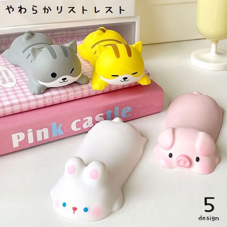 寝そべった動物たちの形が可愛いリストレストです。 柔らかな手触りで、マウスやキーボードの操作時に手首をしっかり守ってくれます♪ コンパクトなサイズ感なので、お家で使うだけでなくお出かけのお供にも◎ 【サイズについて】 画像をご参照ください。 【カラーについて】 生産ロットにより柄の出方や色の濃淡が異なる場合がございます。 お使いのモニターや撮影時の光の加減などにより 画像と実際の商品のカラーが異なる場合もございます。 予告なしにカラーやデザインなどの変更がある場合もございます。 【素材について】 PU