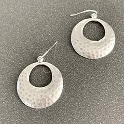 スターリングシルバーのイヤリングにハンマーシルバーのフープがぶら下がっています Sundance Dreams Designs Hammered Silver Hoop on Sterling Silver Earrings Dangle