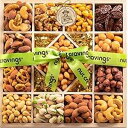 Nut Cravings グルメコレクション - 再利用可能な木製トレイのミックスナッツギフトバスケット + グリーンリボン (13 アソートメント) フードブ...