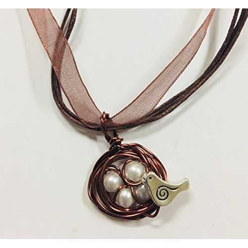 アンティーク銅の鳥の巣ペンダント、18インチの銅オーガンザリボンネックレスにホワイトガラスパールの卵4個、エクステンダーチェーン付き Ann Peden Jewelry Bird's Nest Pendant in Copper with 4 White Glass Pearl Eggs on an 18 inch Copper Organ