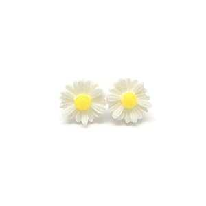 可憐なデイジー イヤリング プラスチック ポスト メタルフリー、9mm ホワイト Pretty Smart Dainty Daisy Earrings on Plastic Posts Metal Free, 9mm White