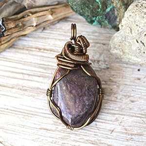 天然生ルビー ネックレス - アンティーク ブロンズ - 24 インチ クリスタル ペンダント - 7 月の誕生石 Designs by Nature Gems Natural Raw Ruby Necklace - Bronze - 24 Inch Crystal Pendant - July Birthstone