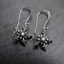 キラキラクリスタルシルバースノーフレークダングルイヤリングジュエリーギフト女性用 Designed by Stacey Jewelry, LLC Sparkly...