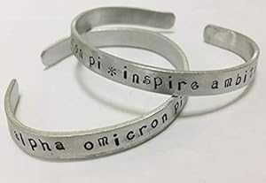 Alpha Omicron Pi、Inspire Ambition、AOPi ギリシャ女子学生クラブの引用モットー ブレスレット、変色しないアルミニウム製 Ann Peden Jewelry Alpha Omicron Pi, Inspire Ambition, AOPi Greek Sorority Quote Motto Bracelet made of non tarnis