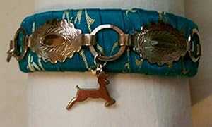 ターコイズブロケードで巻いたコンチョとチャームジプシーバングルチャームブレスレット Kathie's Crafting Conchos and Charms Gypsy Bangle Charm Bracelet Wrapped with Turquoise Brocade