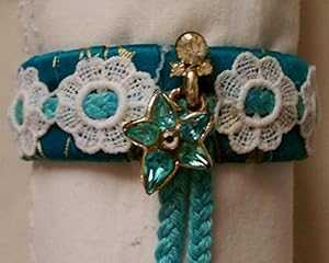 ターコイズブロケードを巻いたレースと宝石のジプシーバングルブレスレット Kathie's Crafting Lace and Jewel Gypsy Bangle Bracelet Wrapped with Turquoise Brocade ターコイズブロケードを巻いたレースと宝石のジプシーバングルブレスレット Kathie's Crafting Lace and Jewel Gypsy Bangle Bracelet Wrapped with Turquoise Brocade