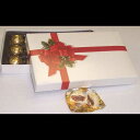 Scott's Cakes リボンとヒイラギの箱に入った 1 ポンドのホワイトチョコレートで覆われたキャラメル Scott's Cakes 1 Pound Wh...