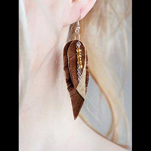 ブラウンとクリーム色のスエード レザー フェザー イヤリング、レイヤード イヤリング、トライバル イヤリング、ボヘミアン イヤリング、ダングル イヤリング Katrinshine Brown and cream suede leather Feather Earrings, layered earrings, tribal E